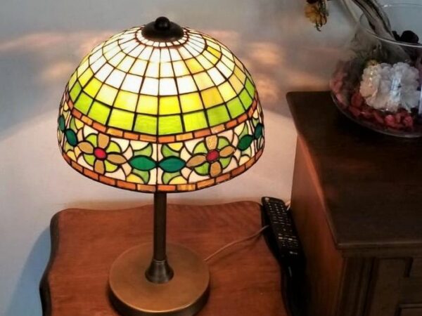 Decorative_Tiffany_Stained_Glass_Lamp-02